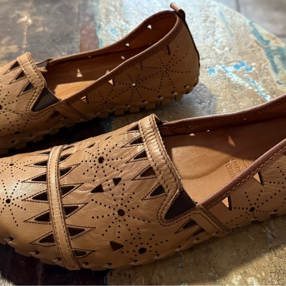 Spring Step Tan Leather flats with Cutout Design - Picture 3 of 7